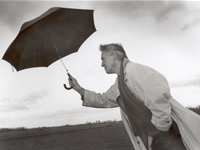 Herman Vuijsje met paraplu